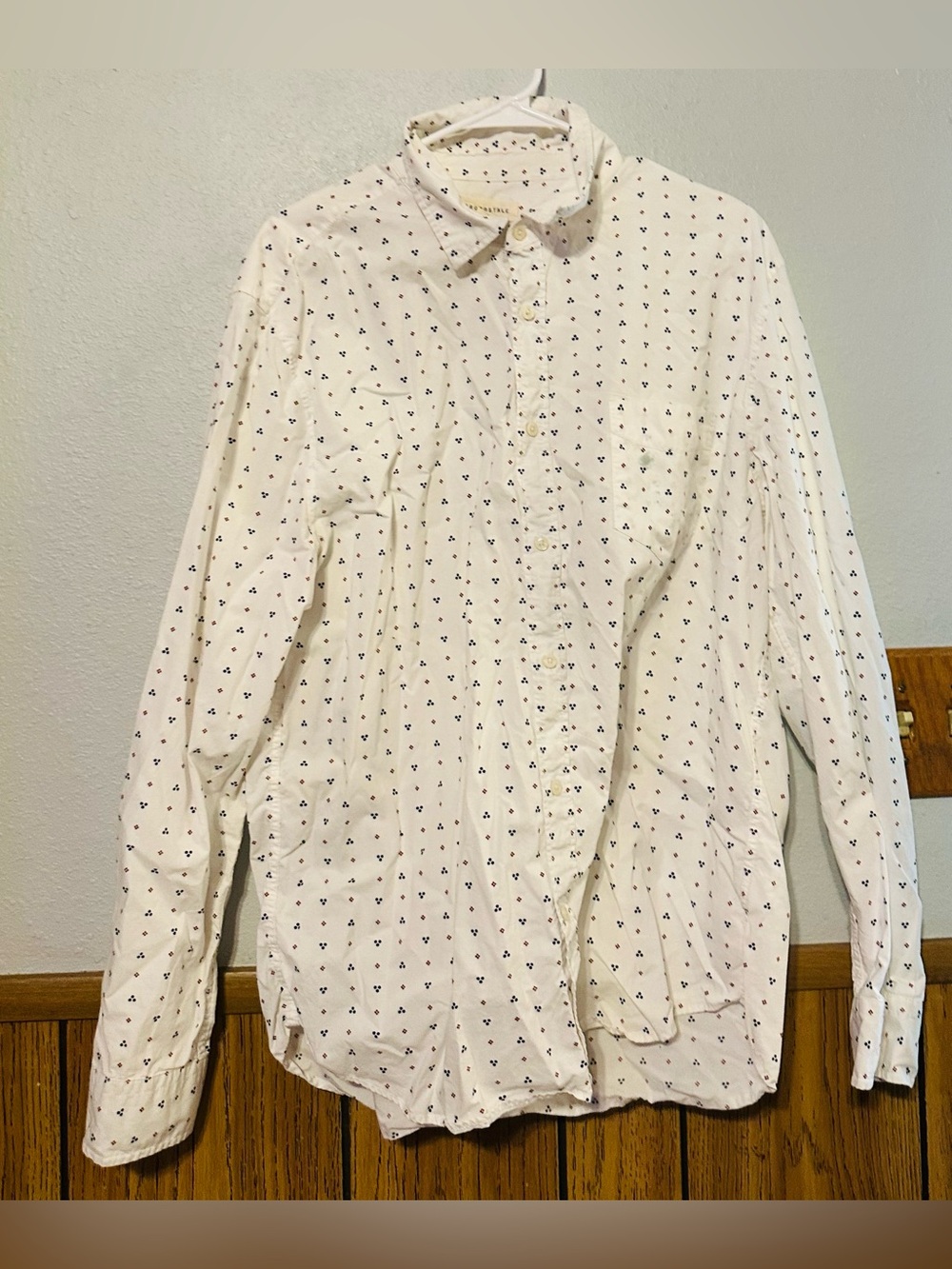Aeropostale Men's size XL White Printed Long-Sleeve Button-Up Shirt